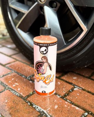 💥 Nuke Guys Felgengel je pH neutrální čistič disků, který reaguje s brzdovým prachem, přebarví se – a ty přesně víš, že...